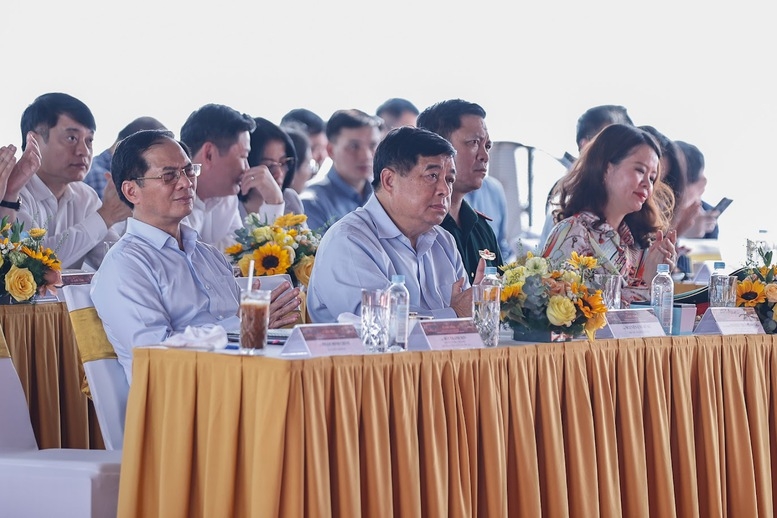 Các đại biểu tham dự Lễ khởi công - Ảnh: VGP/Nhật Bắc