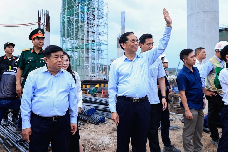 Phó Thủ tướng Bùi Thanh Sơn và Phó Thủ tướng Nguyễn Chí Dũng tại công trường- Ảnh: VGP/Nhật Bắc