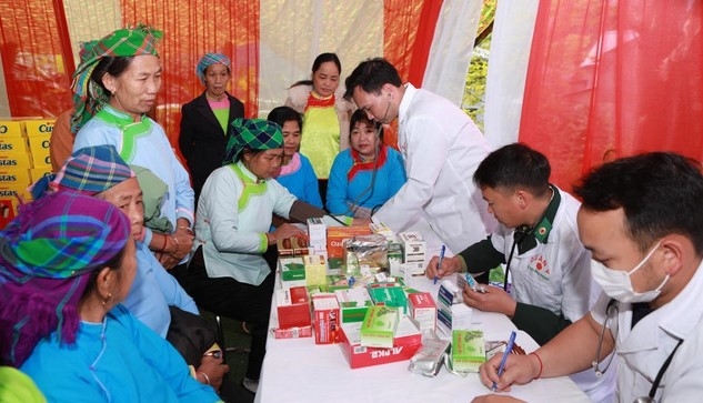 Quân y Bộ đội Biên phòng Lai Châu phối hợp với Trạm y tế khám, tư vấn, phát thuốc miễn phí cho người dân bản Nà Vàng, xã Khổng Lào, tỉnh Lai Châu (Ảnh: TTXVN)