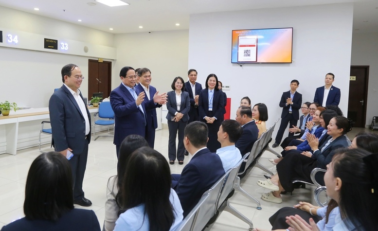 Thủ tướng Chính phủ Phạm Minh Chính động viên cán bộ, công chức, viên chức, người lao động làm việc tại Trung tâm phục vụ hành chính công tỉnh Quảng Ninh - Ảnh: VGP/Nhật Bắc
