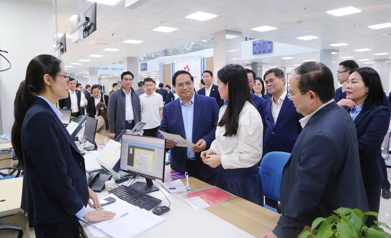 Thủ tướng Chính phủ trao đổi với người dân tại Trung tâm phục vụ hành chính công tỉnh Quảng Ninh - Ảnh: VGP/Nhật Bắc