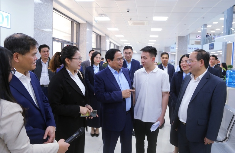 Thủ tướng Chính phủ trao đổi với người dân tại Trung tâm phục vụ hành chính công tỉnh Quảng Ninh - Ảnh: VGP/Nhật Bắc