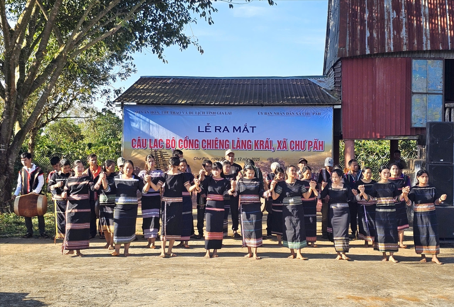 Các thành viên trong CLB cồng chiêng làng Krái (xã Phú Hòa) phấn khởi trình diễn cồng chiêng trong Lễ ra mắt CLB