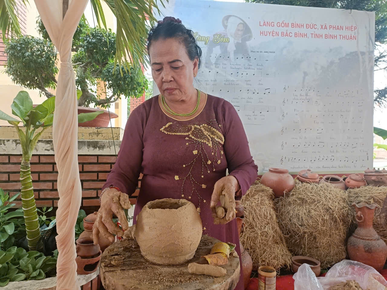 Đến nay, người Chăm vẫn làm gốm hoàn toàn bằng tay, không dùng bàn xoay. (Ảnh: L.P)