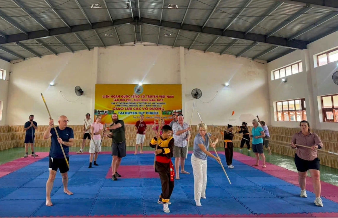 Du khách nước ngoài trải nghiệm học võ cổ truyền ở chùa Long Phước. (Ảnh: Đ.N)