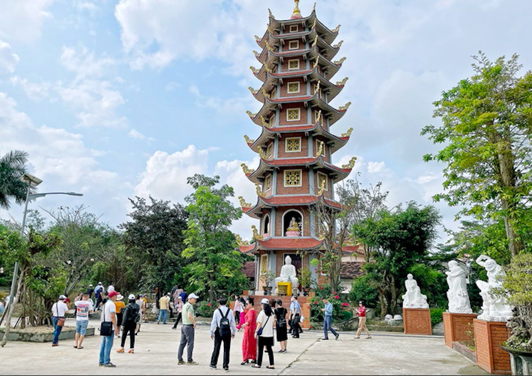 Chùa Long Phước là địa điểm thu hút nhiều du khách đến tham quan. (Ảnh: Đ.N)