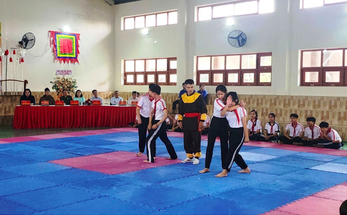 Học sinh tham gia trải nghiệm võ cổ truyền ở chùa Long Phước. (Ảnh: Đ.N)