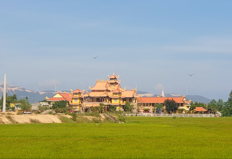 Chùa Long Phước nằm giữa cánh đồng với khung cảnh yên bình. (Ảnh: D.N)