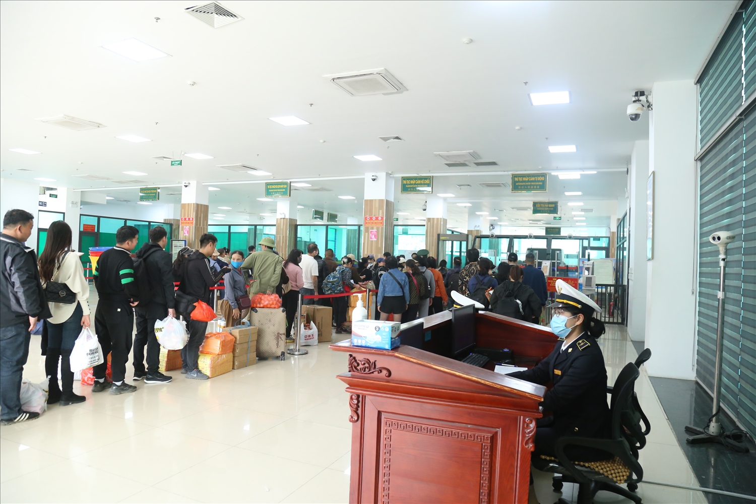 Mỗi ngày có hằng ngàn lượt người xuất, nhập cảnh qua Cửa khẩu quốc tế Lào Cai, tiềm ẩn nhiều yếu tố phức tạp về dịch bệnh do vius Nipah gây ra (Ảnh: Trọng Bảo)