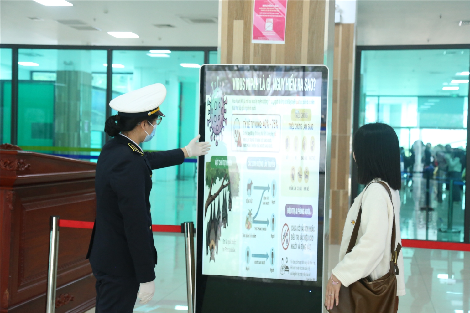 Cán bộ Trung tâm Kiểm dịch y tế quốc tế thông tin cho du khách về bệnh dịch (ảnh Trọng Bảo)