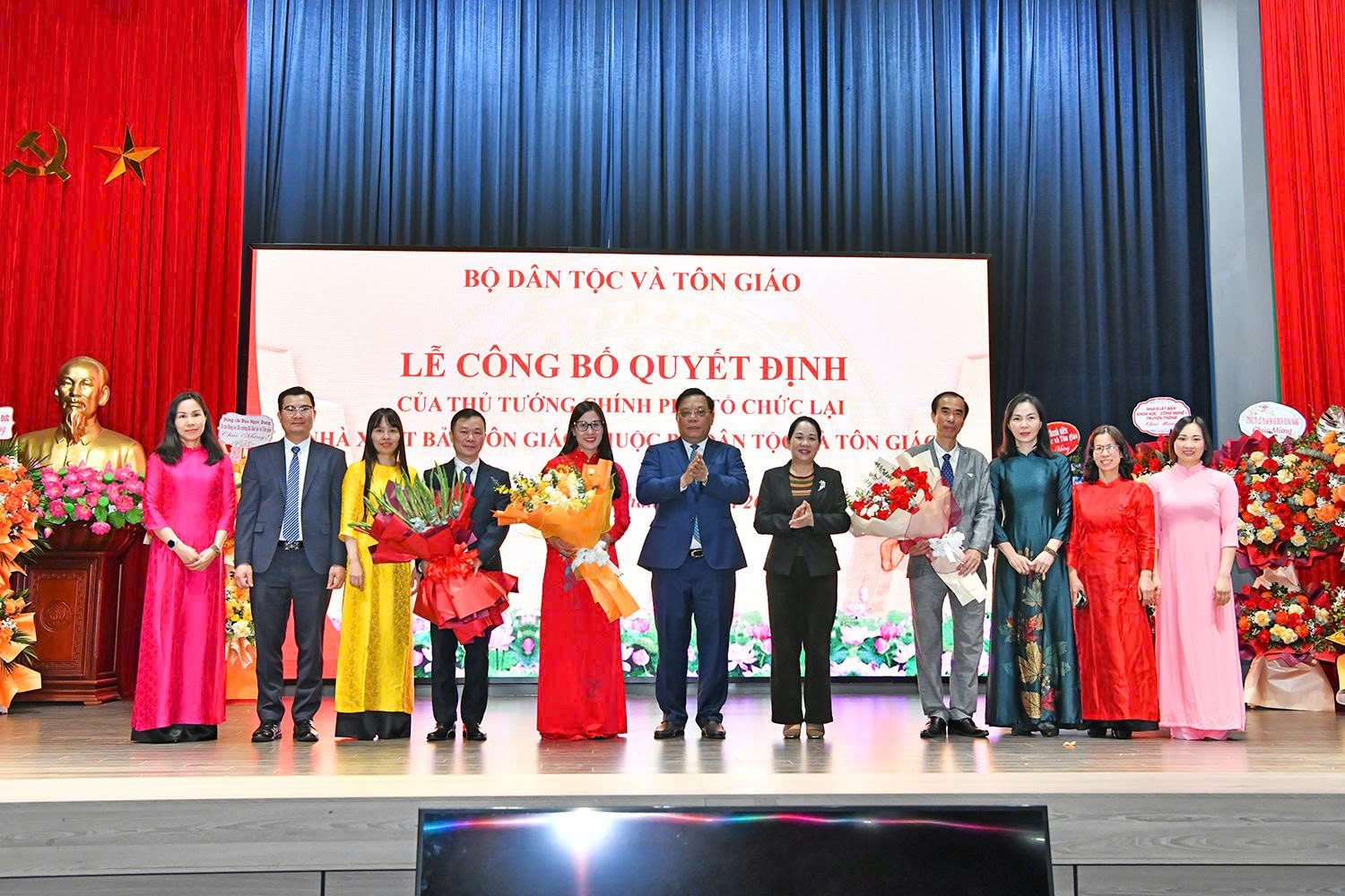 Thứ trưởng Nguyễn Hải Trung, Thứ trưởng Nông Thị Hà; đại diện các Vụ, đơn vị trực thuộc Bộ Dân tộc và Tôn giáo và đại diện các tổ chức tôn giáo tặng hoa chúc mừng cán bộ, viên chức Nhà xuất bản Tôn giáo. Ảnh: Xuân Thường