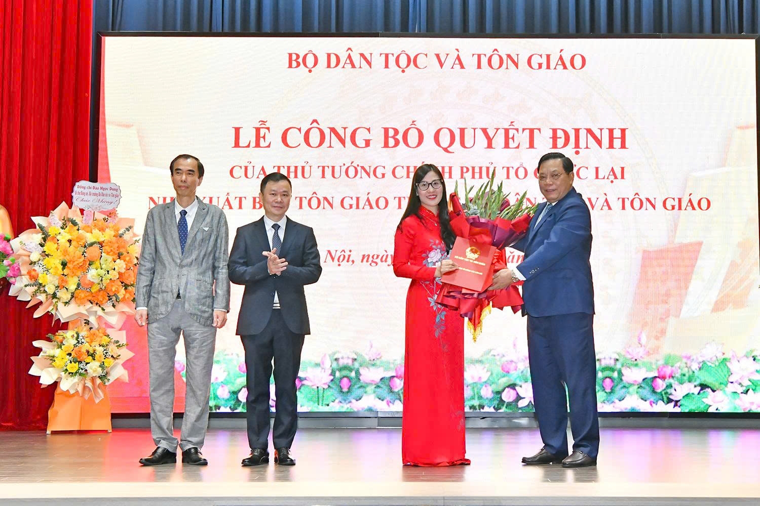 Thứ trưởng Nguyễn Hải Trung trao quyết định của Thủ tướng về tổ chức lại Nhà xuất bản Tôn giáo và tặng hoa Ban giám đốc Nhà xuất bản. Ảnh: Xuân Thường