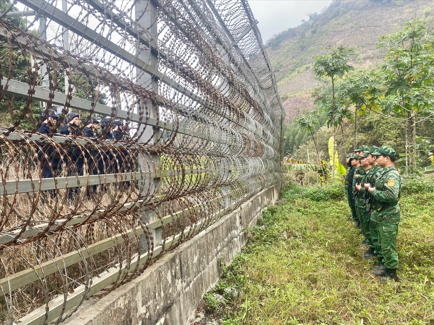 Đội tuần tra số 2 thực hiện nghi thức chào nhau trên biên giới