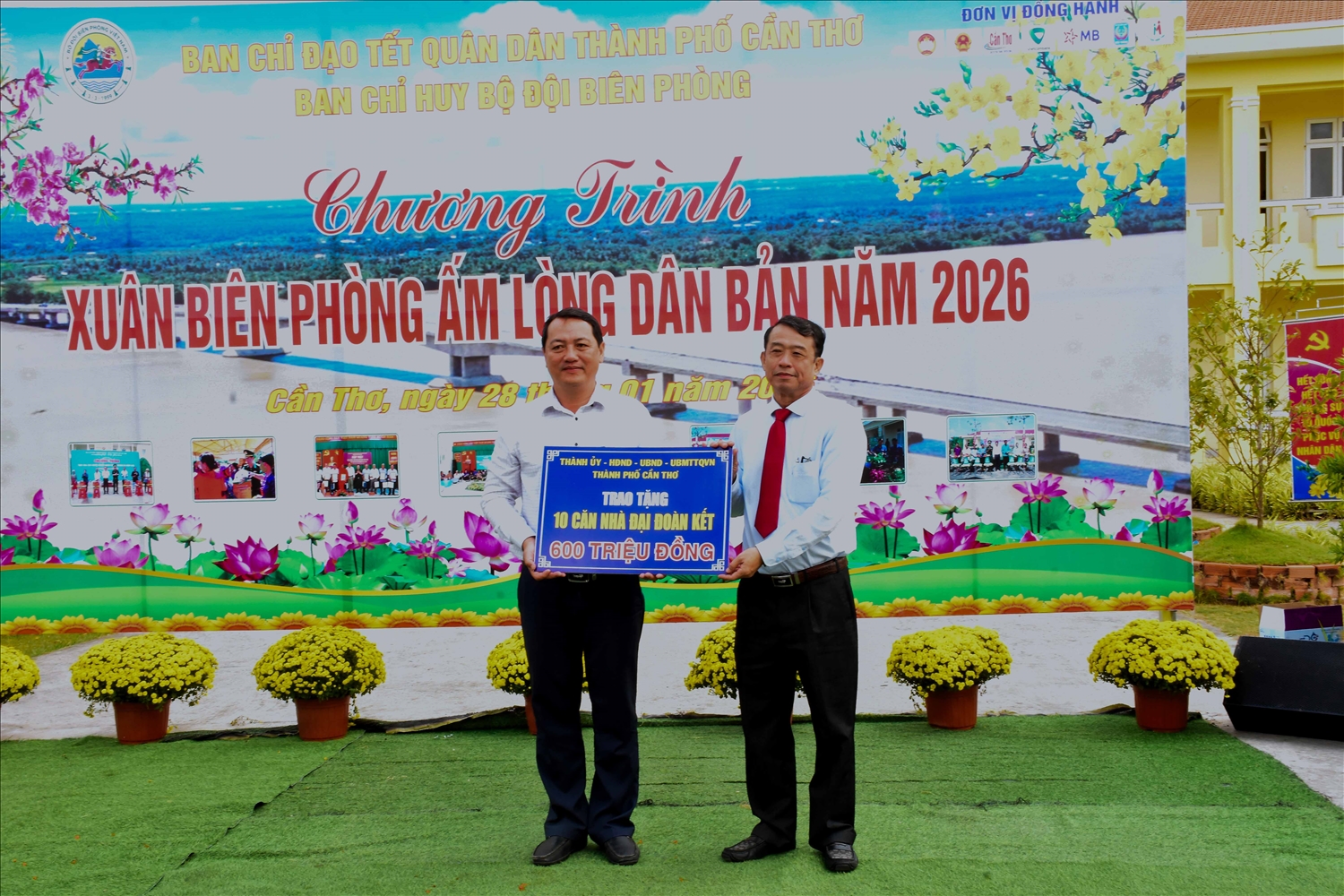 Ông Nguyễn Văn Khởi, Phó Chủ tịch UBND thành phố Cần Thơ (bên phải) trao bảng tượng trưng tặng 10 căn nhà Đại đoàn kết cho các hộ gia đình có hoàn cảnh khó khăn trên địa bàn xã Cù Lao Dung.