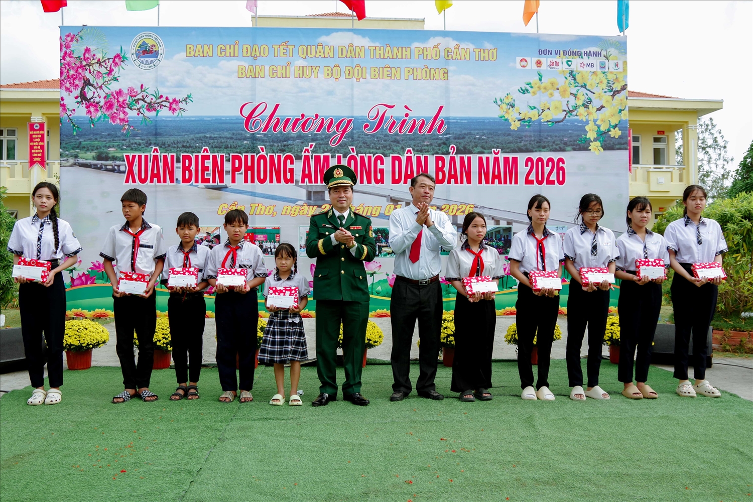 Thiếu tướng Trần Ngọc Hữu, Phó Tư lệnh BĐBP và ông Nguyễn Văn Khởi, Phó Chủ tịch UBND thành phố Cần Thơ trao học bổng cho các em học sinh tại chương trình.