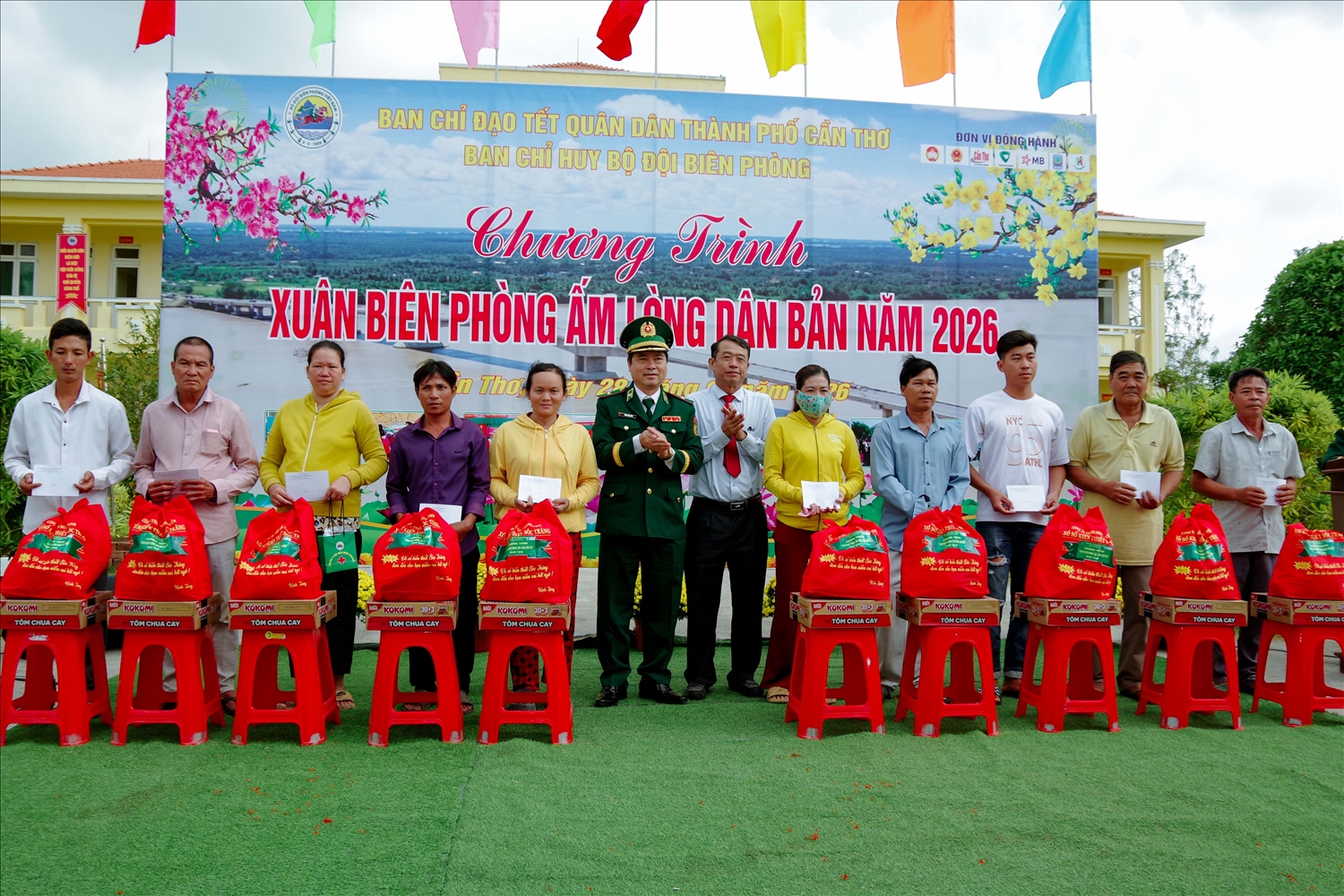 Thiếu tướng Trần Ngọc Hữu, Phó Tư lệnh BĐBP và ông Nguyễn Văn Khởi, Phó Chủ tịch UBND thành phố Cần Thơ trao quà cho các hộ dân có hoàn cảnh khó khăn.