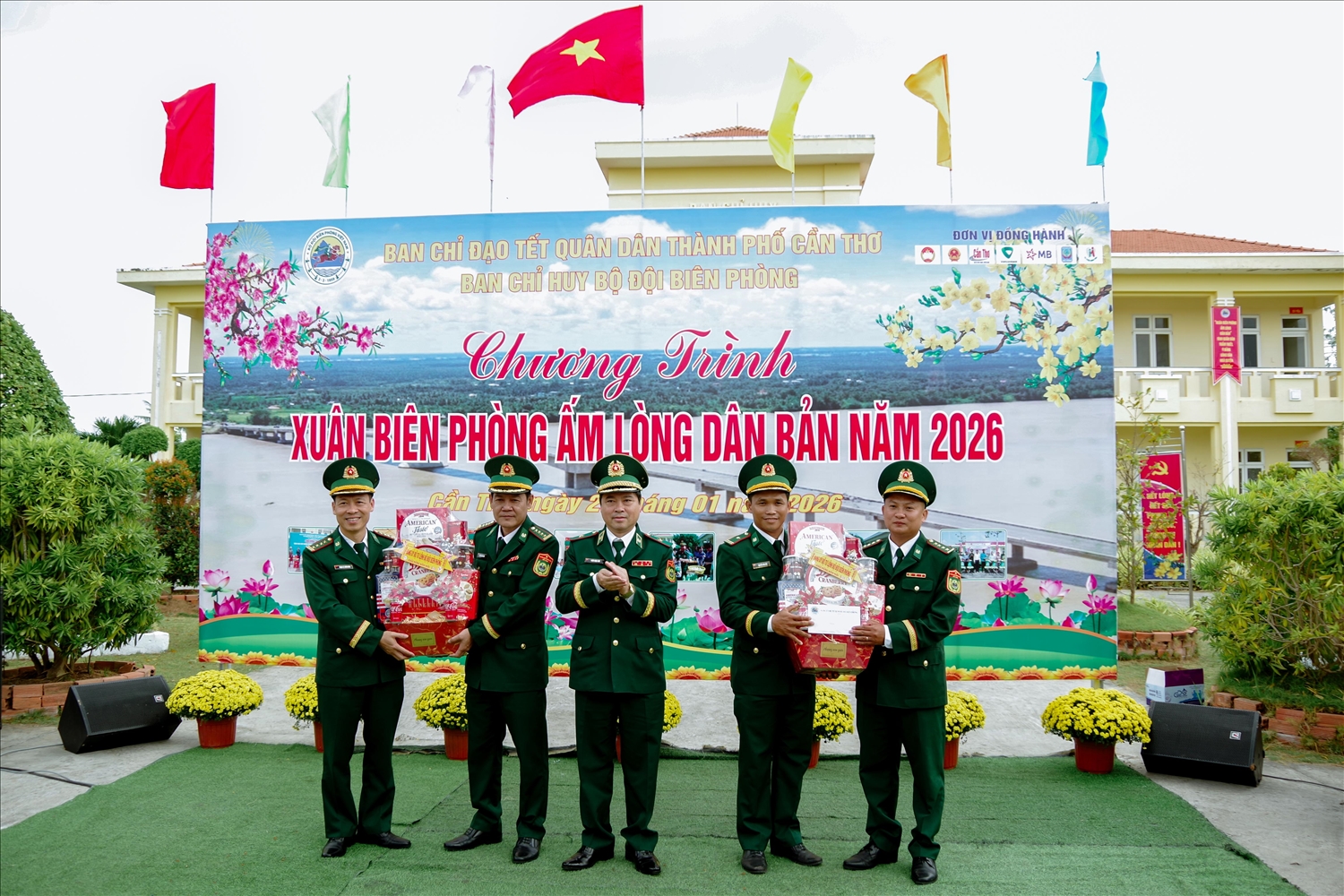 Thiếu tướng Trần Ngọc Hữu, Phó Tư lệnh BĐBP tặng quà của Bộ Tư lệnh BĐBP cho cán bộ, chiến sĩ Ban chỉ huy BĐBP thành phố và Đồn Biên phòng An Thạnh Ba.