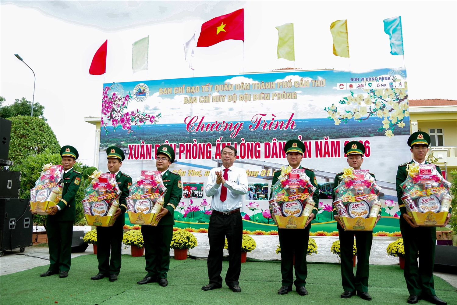 Ông Nguyễn Văn Khởi, Phó Chủ tịch UBND thành phố Cần Thơ tặng quà của UBND thành phố cho các đơn vị thuộc Ban chỉ huy BĐBP TP Cần Thơ.