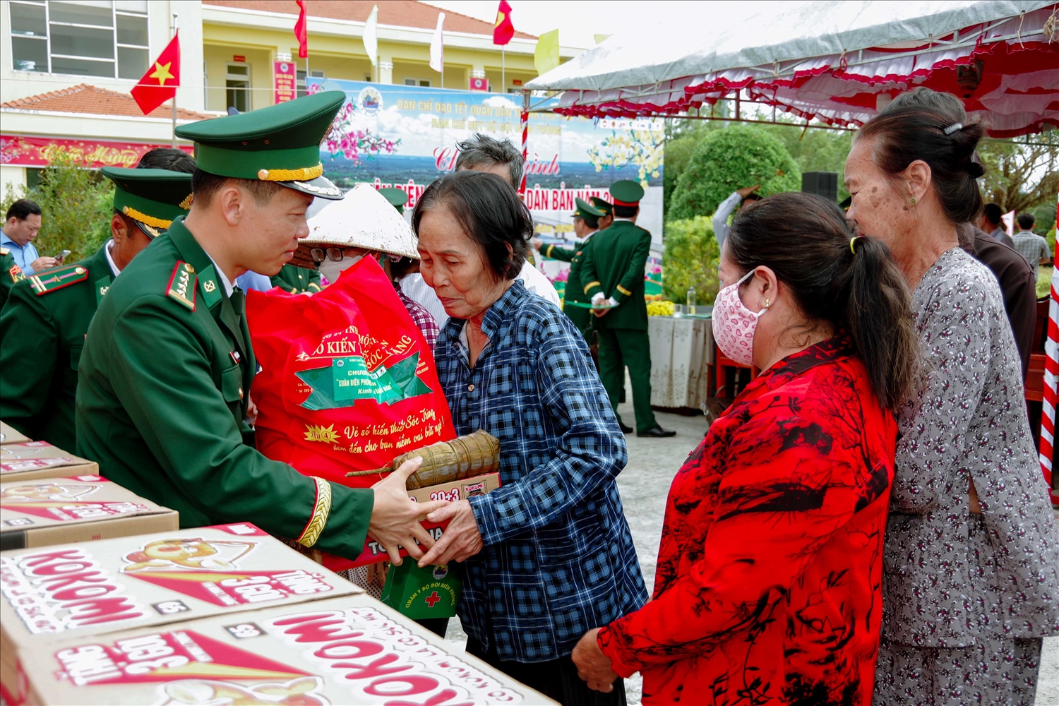 Tặng quà cho người nghèo tại gian hàng 0 đồng.
