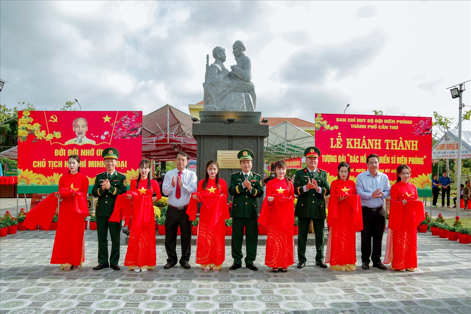 Các đại biểu cắt băng khánh thành tượng đài “Bác Hồ với chiến sĩ Biên phòng”.