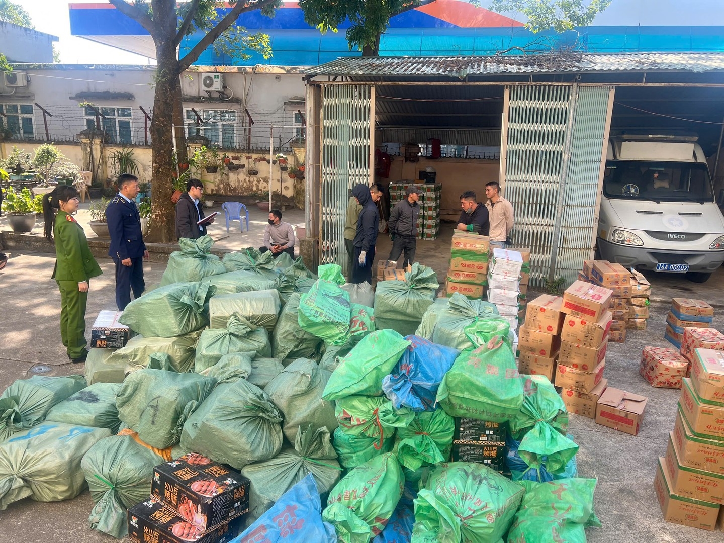 Lực lượng chức năng kiểm tra kho hàng tại số 08 phố Phan Đình Phùng, phường Móng Cái 1, tỉnh Quảng Ninh