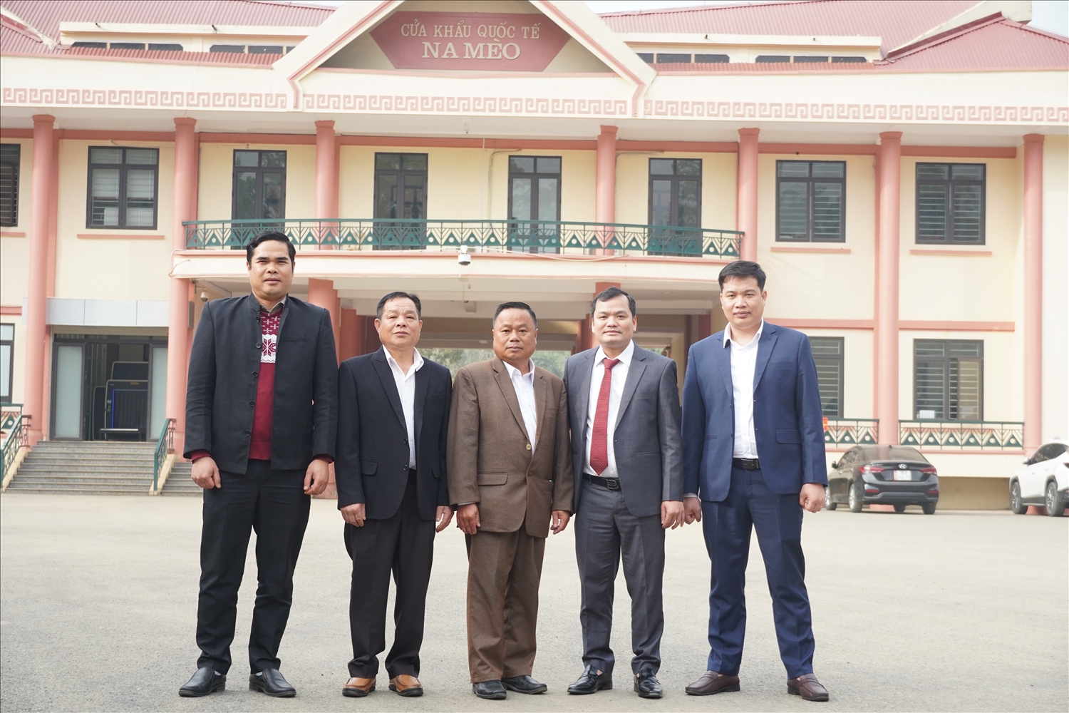 Lãnh đạo hai Đoàn chụp ảnh lưu niệm, thể hiện tình đoàn kết, hữu nghị Việt Nam – Lào.