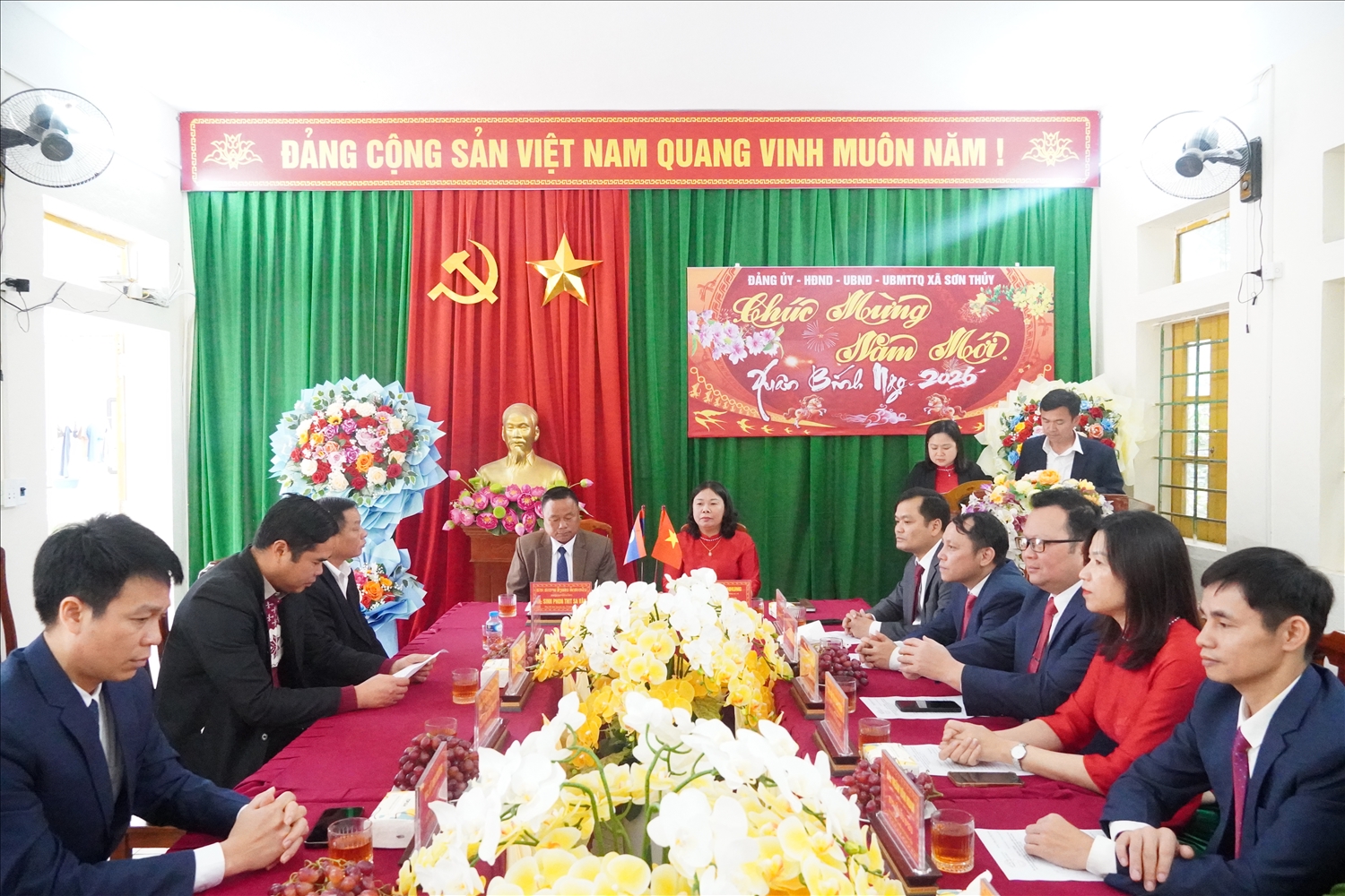 Toàn cảnh buổi gặp mặt, chúc Tết giữa lãnh đạo xã Sơn Thủy và Đoàn đại biểu huyện Viêng Xay 