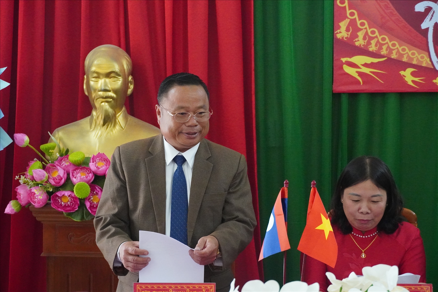 Ông Sinh Phon Thit Sa Văn, Phó Bí thư Huyện ủy huyện Viêng Xay phát biểu chúc Tết Đảng bộ, chính quyền và Nhân dân xã Sơn Thủy.