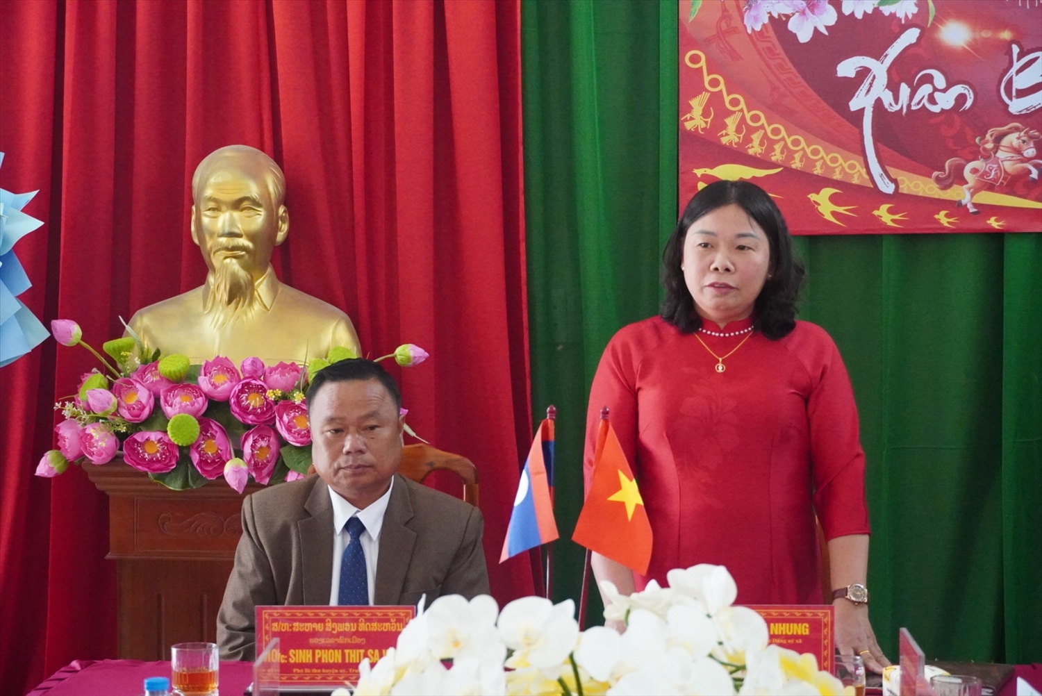 Bà Mai Thị Nhung, Phó Bí thư Thường trực Đảng ủy xã Sơn Thủy phát biểu cảm ơn Đoàn đại biểu huyện Viêng Xay.