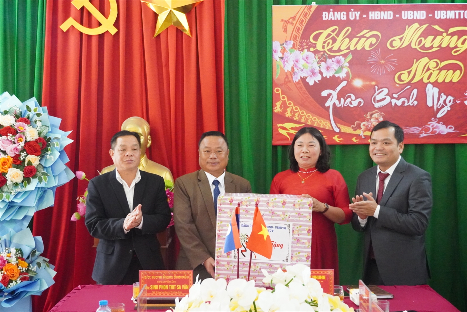 (tin)Thắm tình hữu nghị Việt – Lào trong chuyến thăm, chúc Tết tại Sơn Thủy