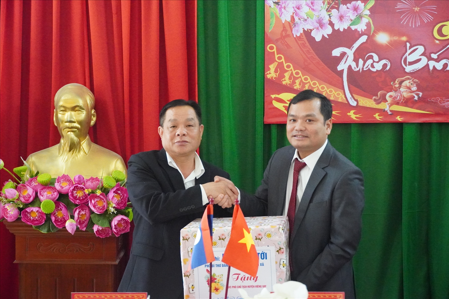 Lãnh đạo hai địa phương trao quà, chúc mừng năm mới nhân dịp Tết cổ truyền.