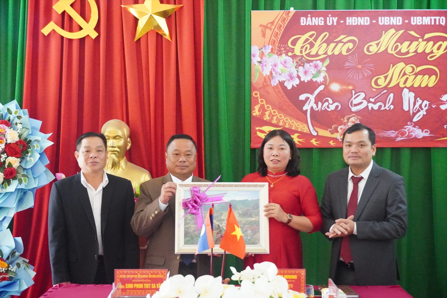 Lãnh đạo hai địa phương trao quà, chúc mừng năm mới.