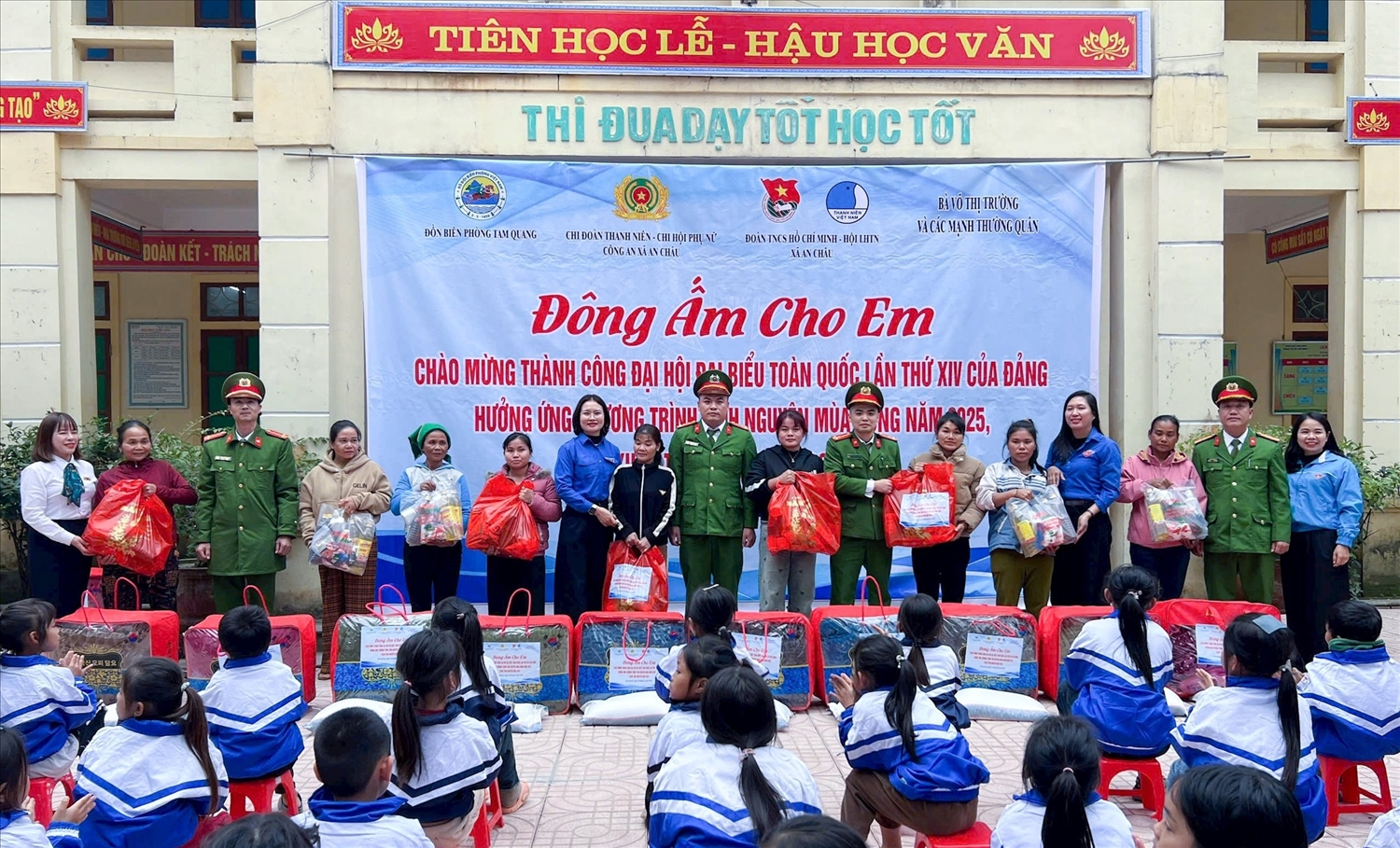 Các đơn vị, địa phương và nhà hảo tâm tổ chức Chương trình Tình nguyện mùa Đông tại miền Tây tỉnh - Ảnh: CSCC