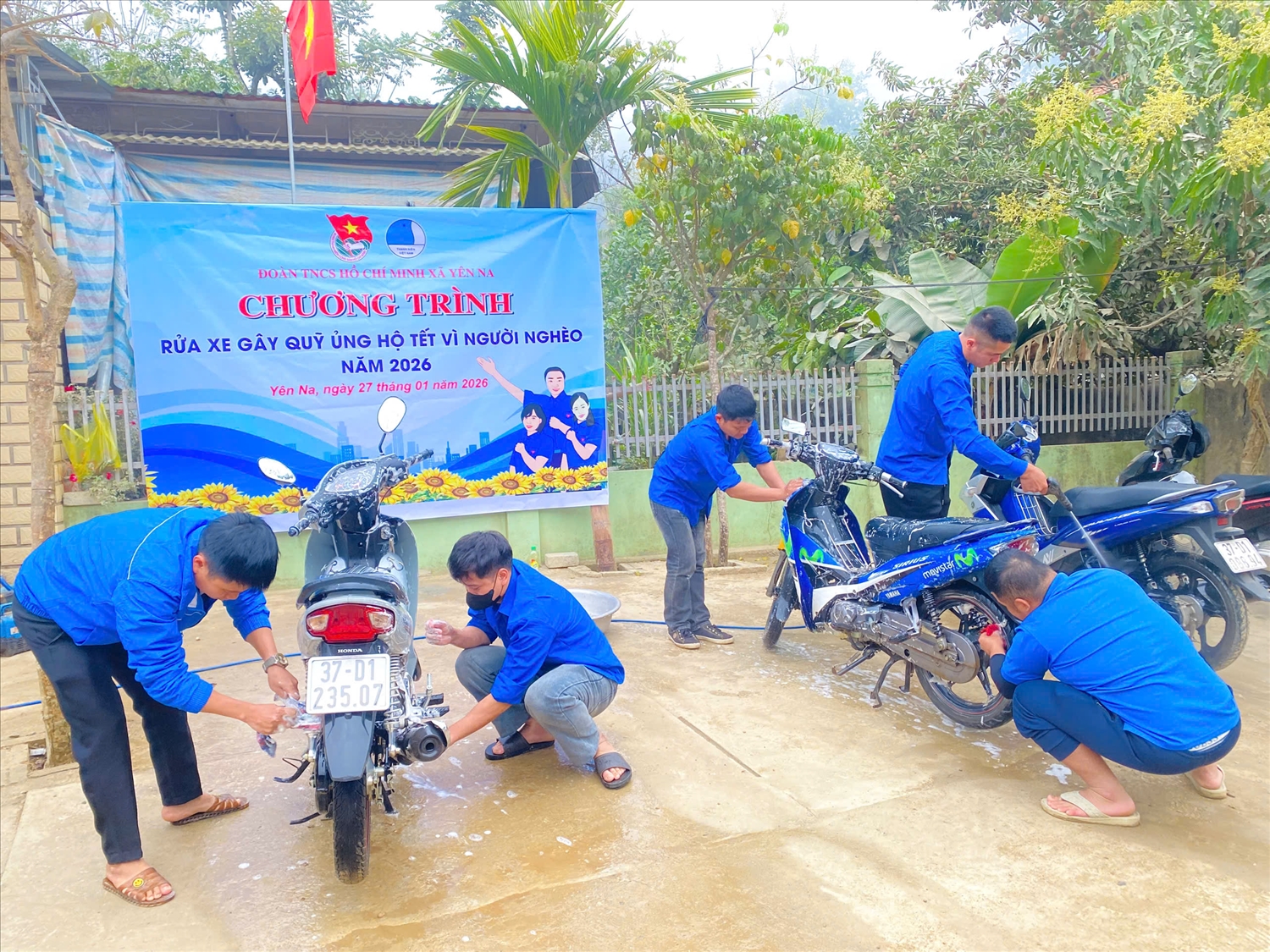 Đoàn Thanh niên xã Yên Na rửa xe gây quỹ hỗ trợ người dân và trẻ em nghèo - Ảnh: CSCC