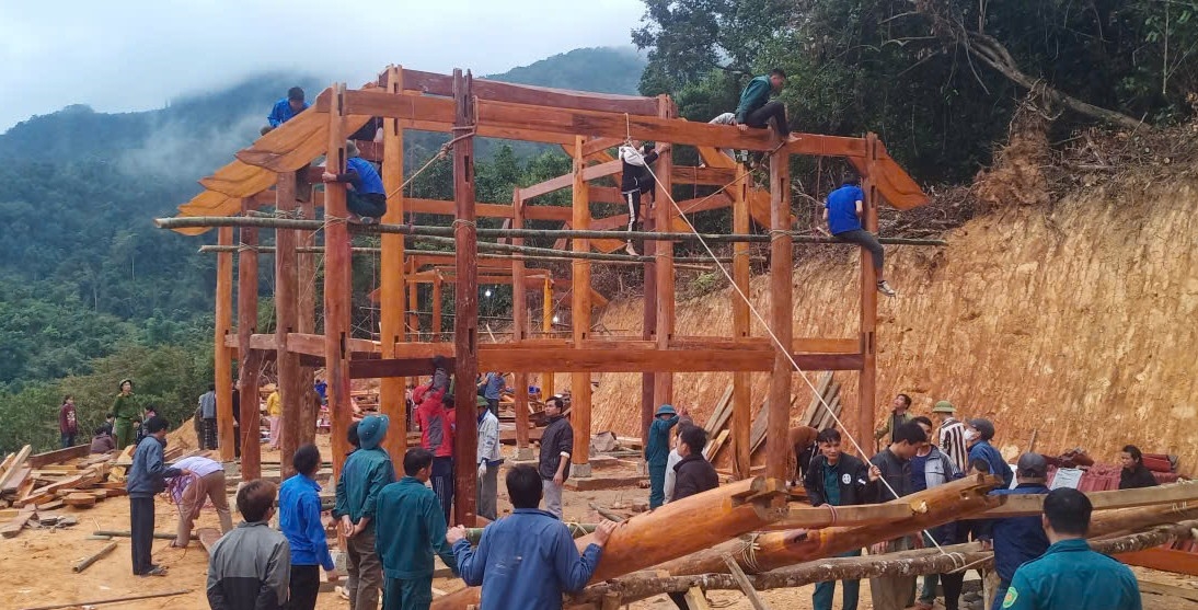 Chính quyền xã Nhôn Mai phối hợp dựng nhà cho người dân vùng thiên tai - Ảnh: CSCC