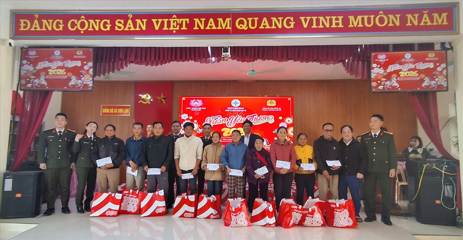 Ban tổ chức đã trao 300 suất quà Tết cho đồng bào DTTS ở xã Sơn Lâm, tỉnh Nghệ An. Ảnh: Phạm Tiến