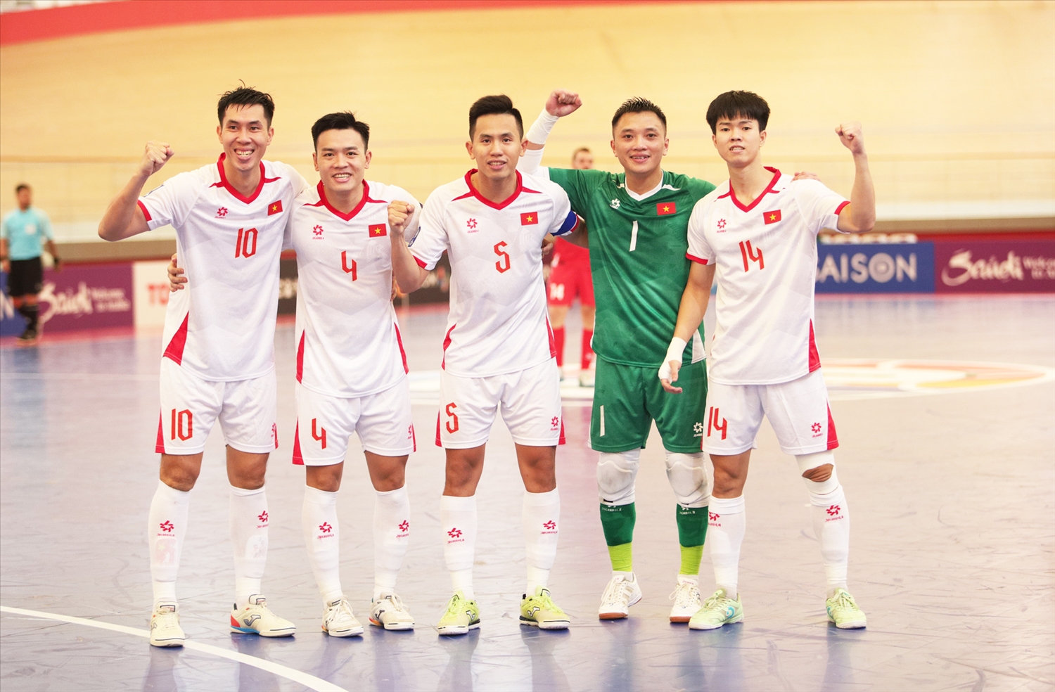 Đội tuyển Futsal Việt Nam nắm lợi thế lớn trong cuộc đua giành vé vào tứ kết. (Ảnh IT)