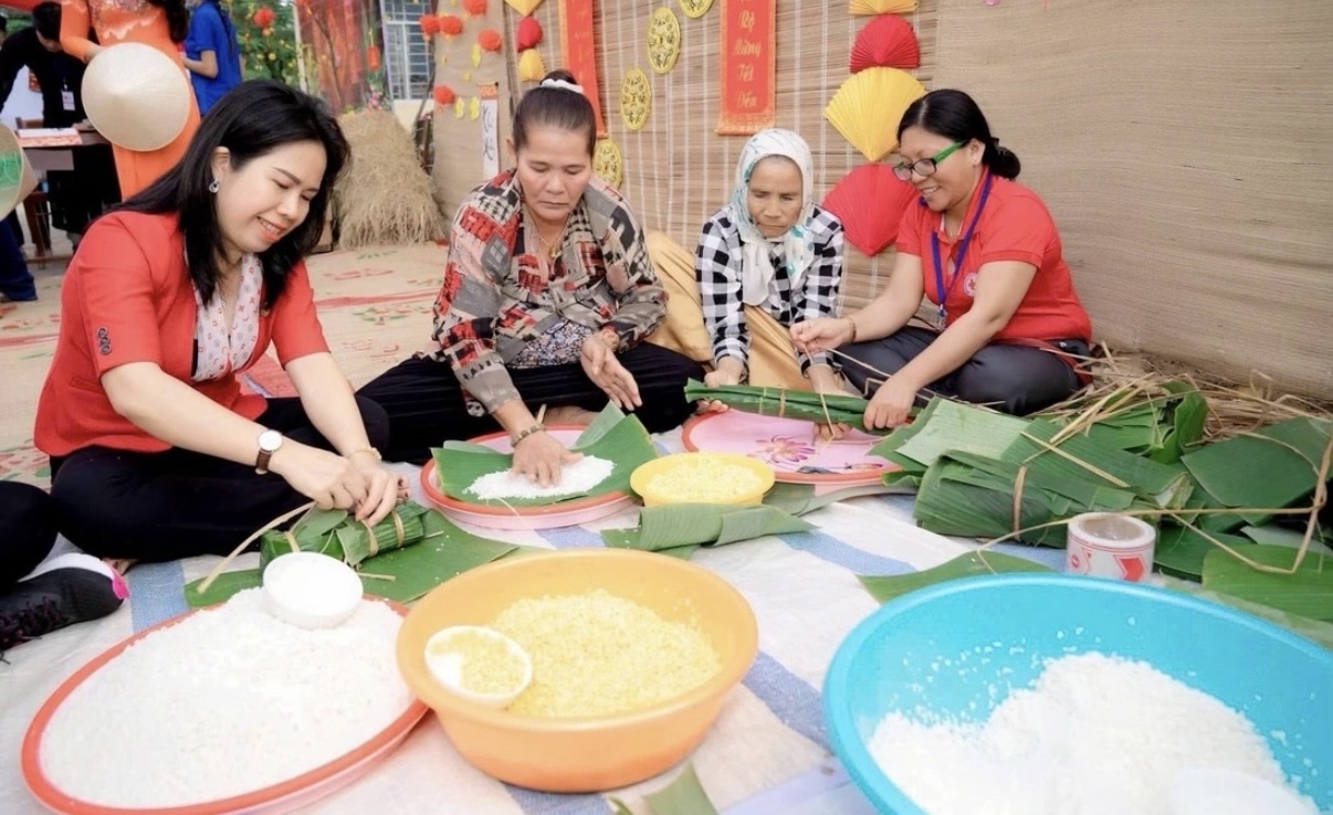 Hội Chữ thập đỏ Việt Nam phát động chiến dịch Triệu phần quà Tết Nhân ái trên phạm vi toàn quốc từ 22/12/2025 - 05/02/2026, nhằm chăm lo Tết cho đồng bào khó khăn, người khuyết tật, người già không nơi nương tựa, trẻ em mồ côi, người dân bị ảnh hưởng bởi thiên tai (Ảnh MH)