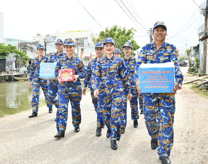 Đoàn công tác cán bộ, hội viên Phụ nữ Vùng 3 Hải quân do Đại tá Nguyễn Quang Vinh, Phó Chủ nhiệm Chính trị Vùng làm Trưởng đoàn đã đến thăm, tặng quà và chúc Tết các hộ dân và gia đình chiến sĩ của Vùng bị ảnh hưởng nặng nề do bão, lũ, nhân dịp Tết Nguyên đán Bính Ngọ 2026 tại xã Tuy Phước Đông, tỉnh Gia Lai (Ảnh: QĐND)