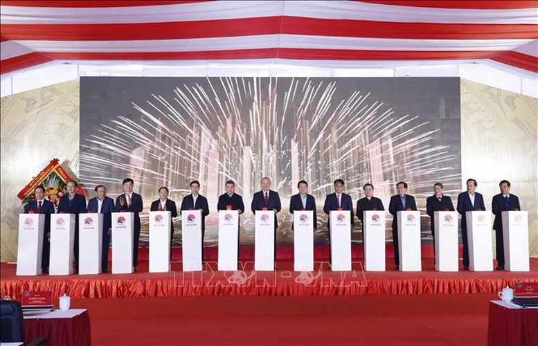 Tổng Bí thư Tô Lâm cùng các đại biểu thực hiện nghi thức khởi công xây dựng công trình Trường Phổ thông nội trú Tiểu học và Trung học Cơ sở Trường Hà - Ảnh: TTXVN