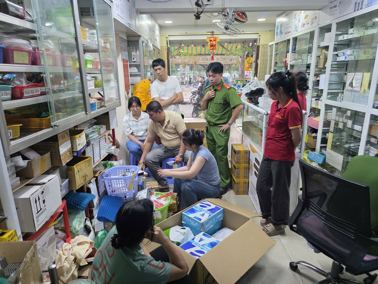 Cơ quan chức năng khám xét cửa hàng Trang thiết bị nha khoa Tản Đà (Ảnh: Công an TP. Hồ Chí Minh)