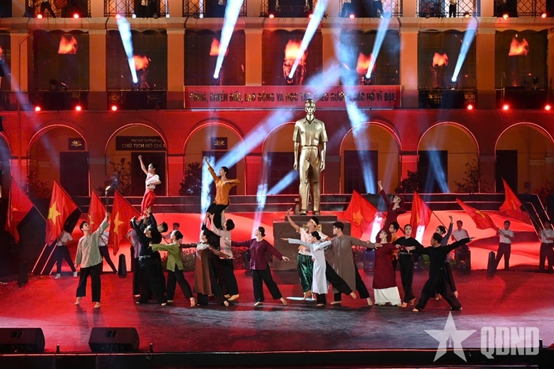 Các tiết mục văn nghệ tại điểm cầu TP. Hồ Chí Minh - Ảnh: QĐND