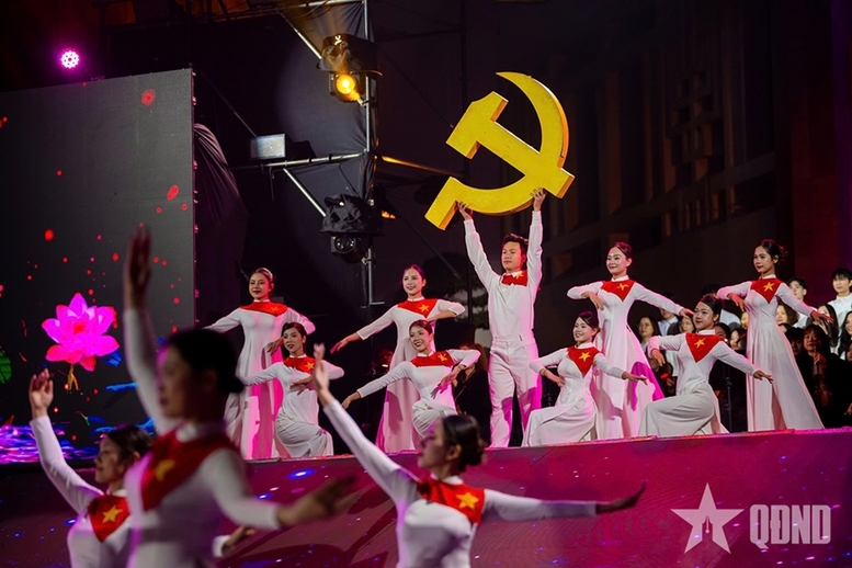 Các tiết mục văn nghệ tại điểm cầu Hà Nội - Ảnh: QĐND