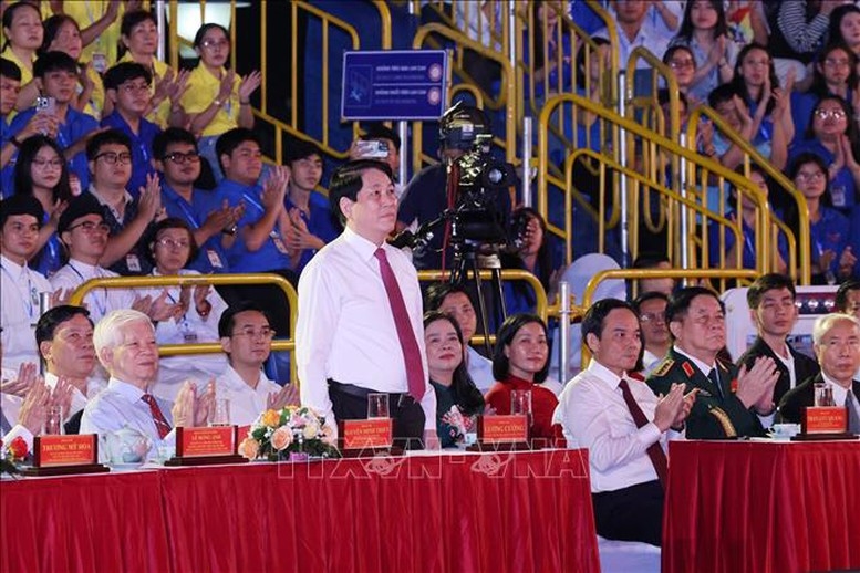 Chủ tịch nước Lương Cường và các đồng chí lãnh đạo, nguyên lãnh đạo Đảng, Nhà nước dự cầu truyền hình “Hai tay xây dựng một sơn hà” tại điểm cầu Bến cảng Nhà Rồng, TP. Hồ Chí Minh. Ảnh: TTXVN