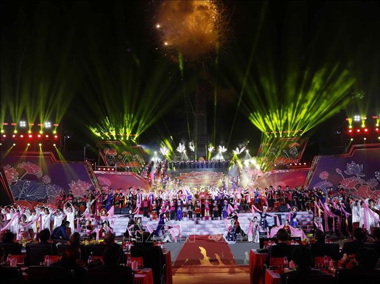 Tiết mục nghệ thuật tại điểm cầu Cao Bằng - Ảnh: TTXVN