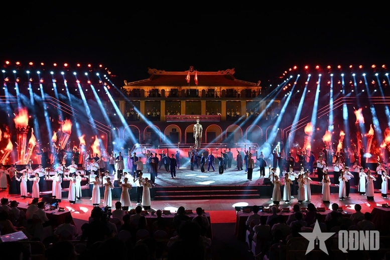 Các tiết mục văn nghệ tại điểm cầu TP. Hồ Chí Minh - Ảnh: QĐND