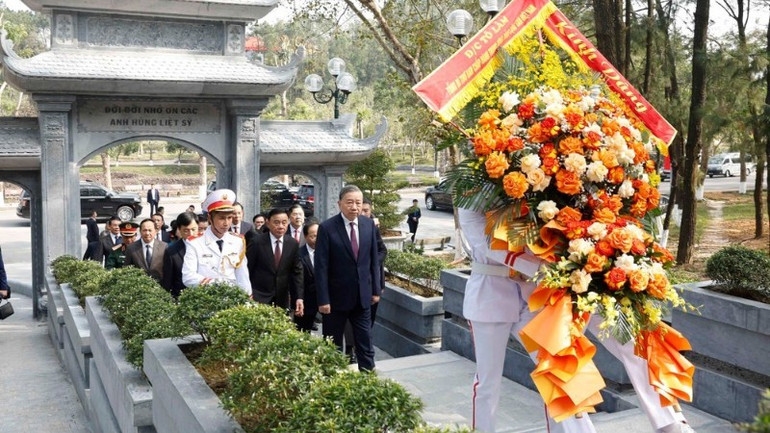 Tổng Bí thư Tô Lâm và đoàn công tác Trung ương dâng hoa, dâng hương tại Nhà bia tưởng niệm các Liệt sĩ Thanh niên xung phong toàn quốc. (Ảnh: Thống Nhất/TTXVN)