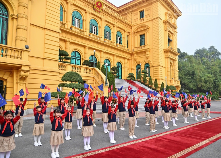 Các cháu thiếu nhi Thủ đô vẫy cờ Việt Nam và EU chào đón Chủ tịch Hội đồng châu Âu António Costa cùng đoàn cấp cao EU.