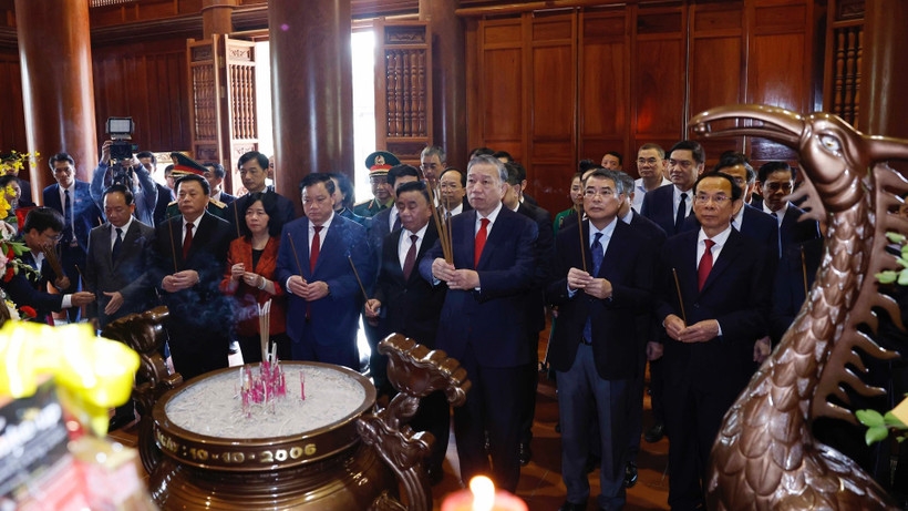 Tổng Bí thư Tô Lâm cùng Đoàn công tác dâng hương tưởng niệm Chủ tịch Hồ Chí Minh tại Khu Di tích quốc gia đặc biệt Kim Liên. (Ảnh: Thống Nhất/TTXVN)