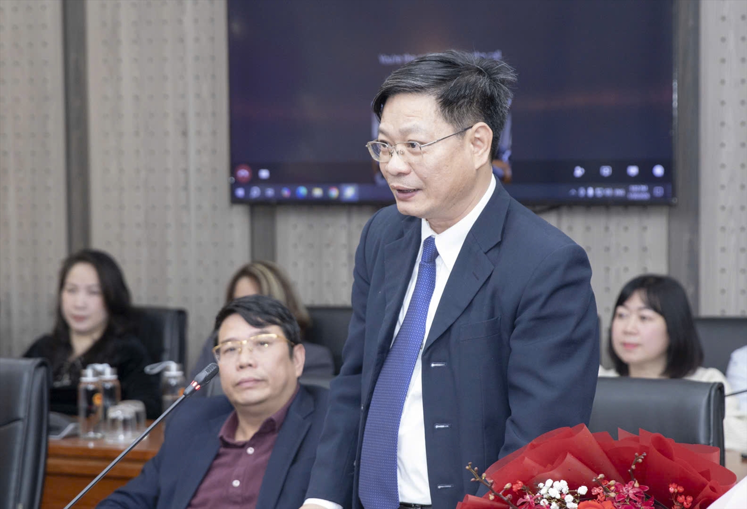 Ông Bùi Tôn Hiến, tân Giám đốc Học viện Dân tộc phát biểu tại Hội nghị